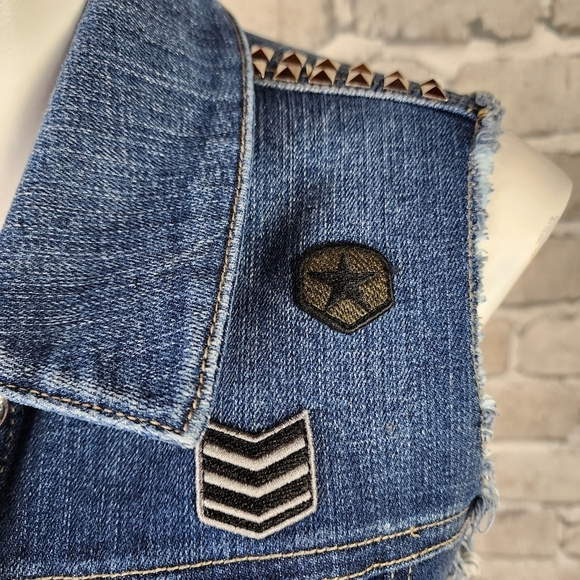 Guess Distressed Denim Vest Medium Blue Wash Button Front Studded Patches Size M - Picture 5 of 16